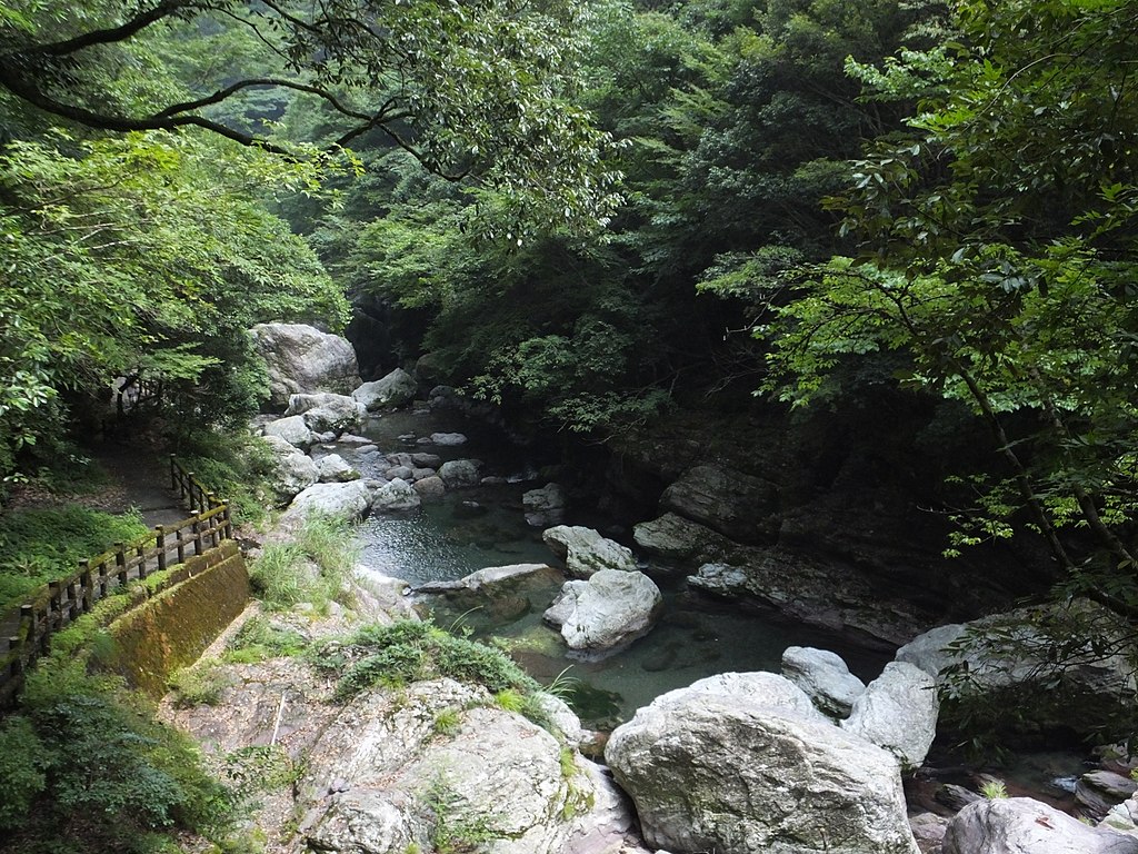 透き通る仁淀ブルーの清流や滝を楽しむことができます